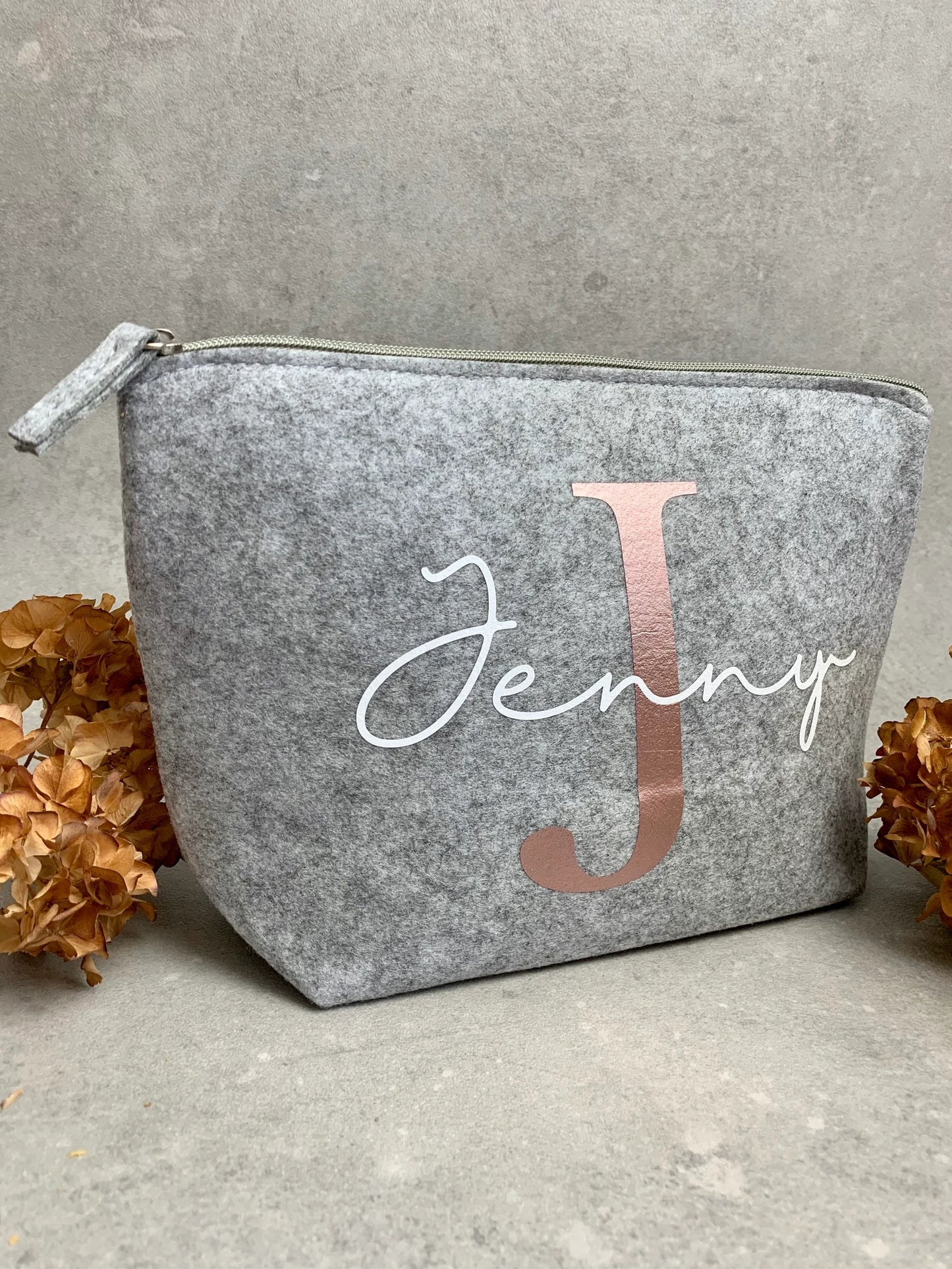 Personalisierte  Filztasche/ Kosmetiktasche in hellgrau