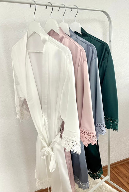 Personalisierter Morgenmantel mit Spitze für Braut & Brautjungfern