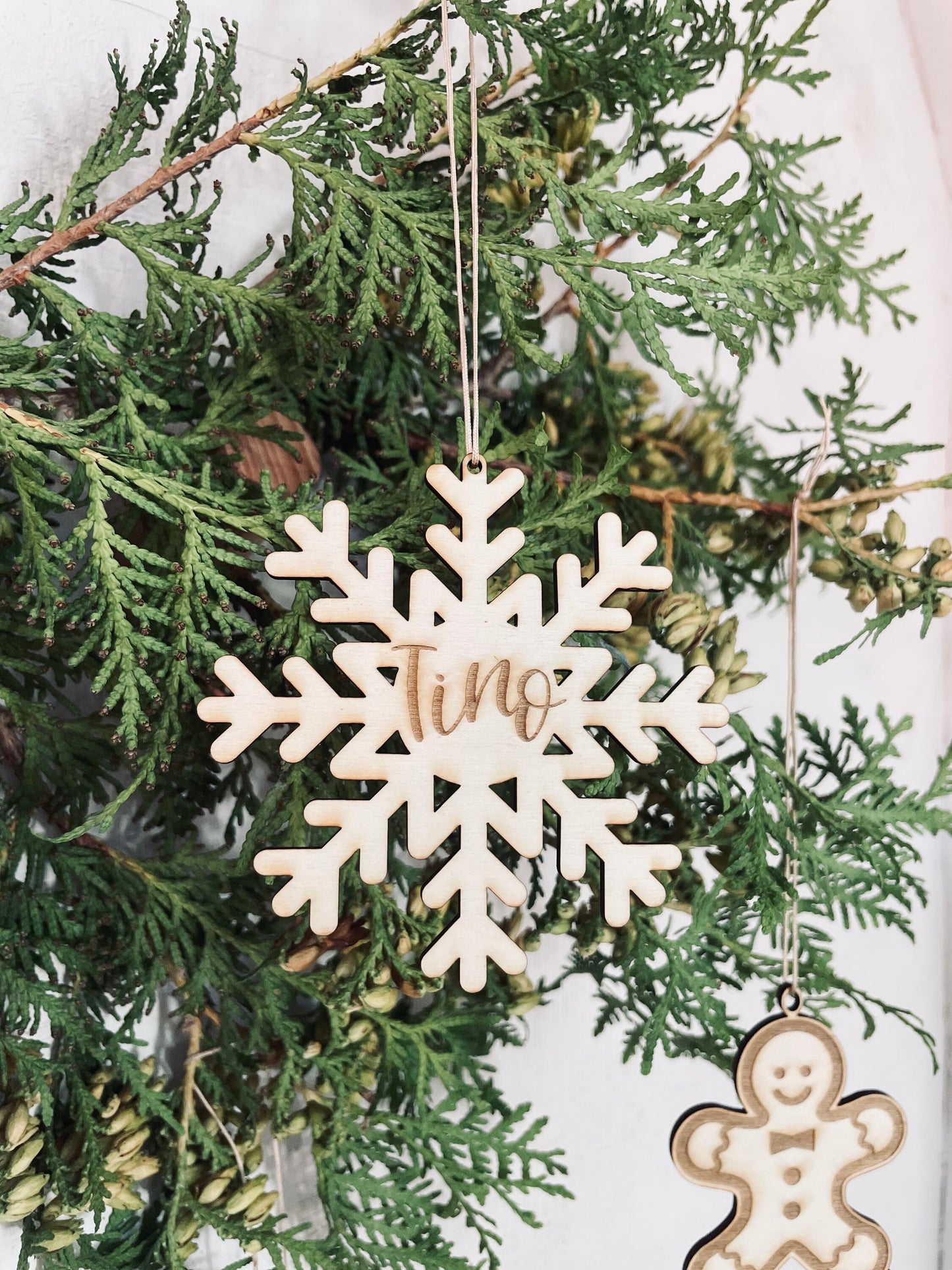 Personalisierter Weihnachtsbaumanhänger – Schneeflocke aus Holz