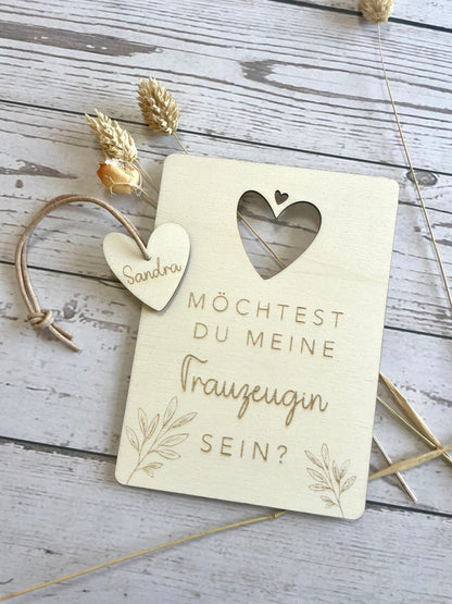 Personalisierte Holzpostkarte mit Anhänger – Trauzeugin