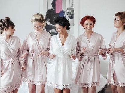 Personalisierter Morgenmantel mit Spitze für Braut & Brautjungfern