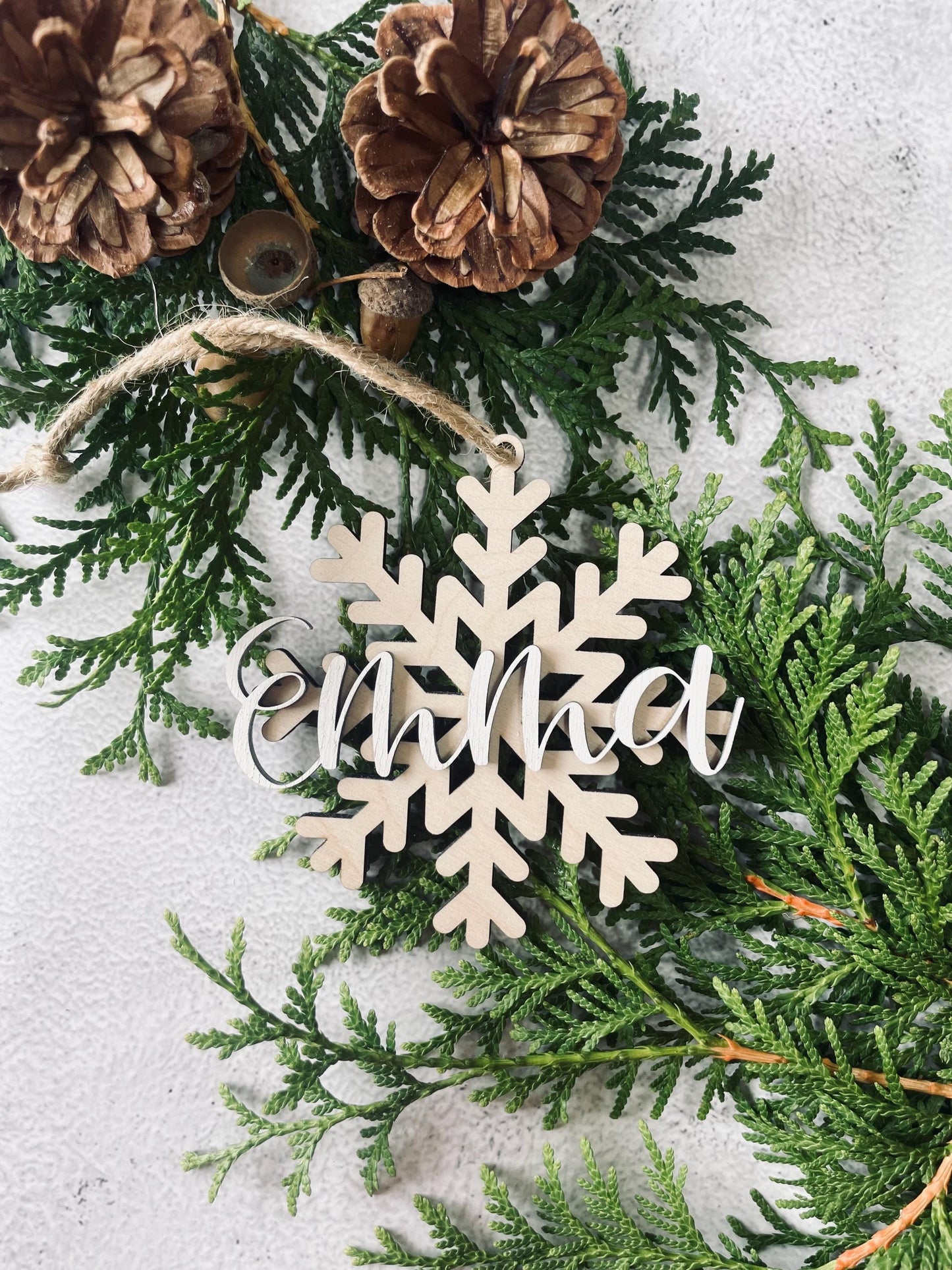 Personalisierter Weihnachtsbaumanhänger – Schneeflocken aus Holz 3D