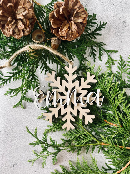 Personalisierter Weihnachtsbaumanhänger – Schneeflocken aus Holz 3D