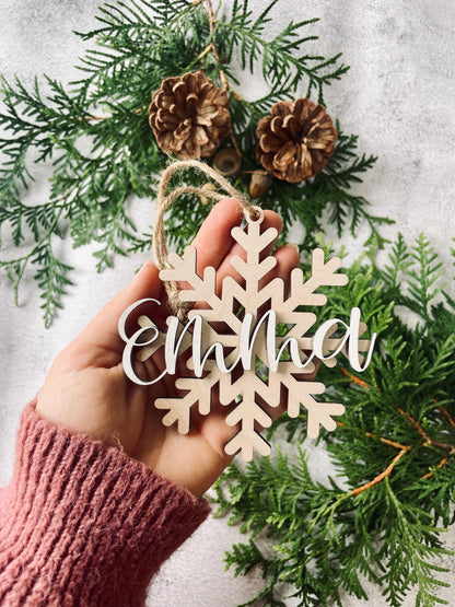 Personalisierter Weihnachtsbaumanhänger – Schneeflocken aus Holz 3D