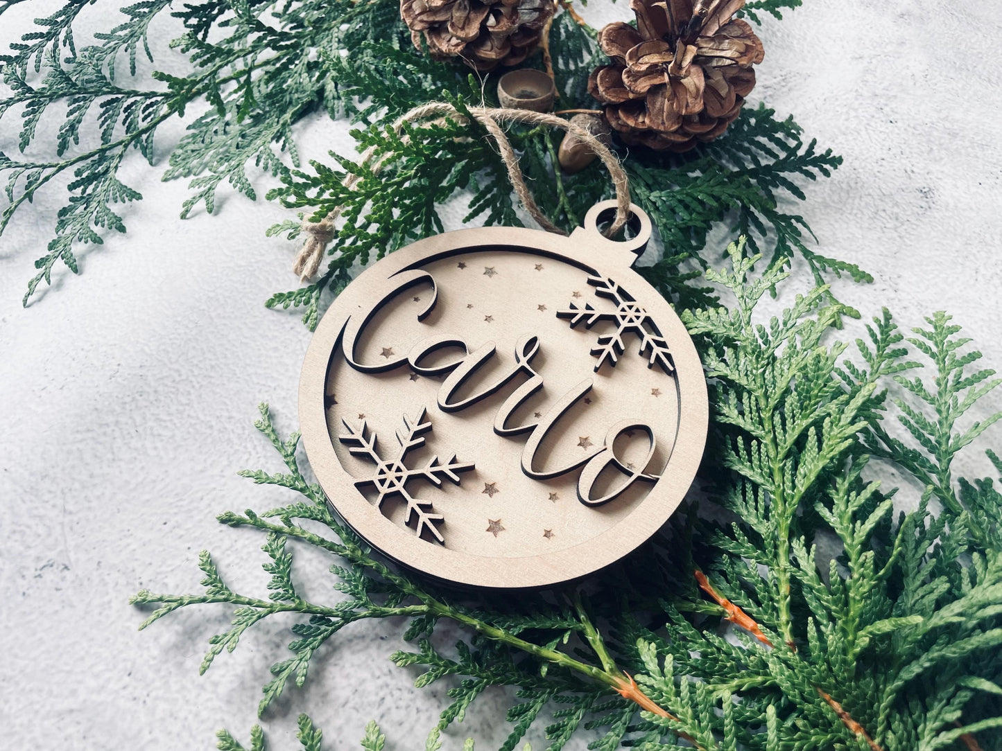 Personalisierter Weihnachtsbaumanhänger – Schneeflocken-Kugel aus Holz 3D