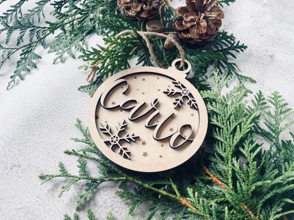 Personalisierter Weihnachtsbaumanhänger – Schneeflocken-Kugel aus Holz 3D