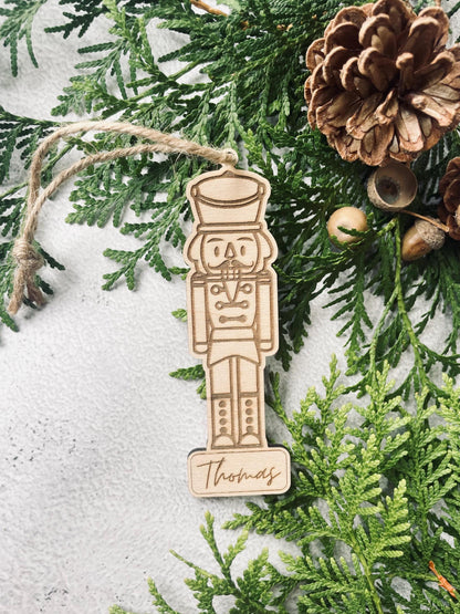 Personalisierter Weihnachtsbaumanhänger – Nussknacker aus Holz